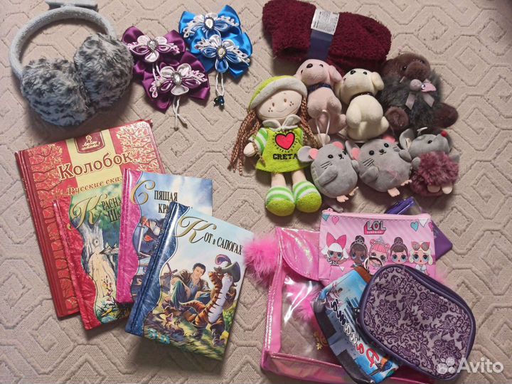 Книжки, заколки, игрушки, сумочки для девочки