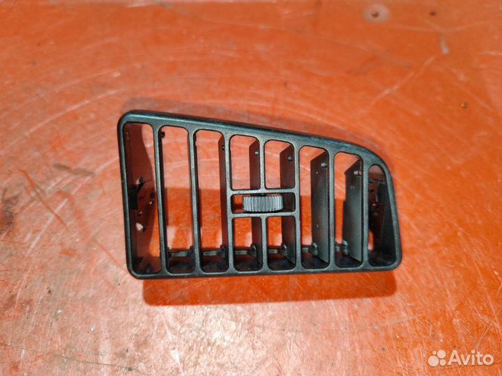 Дефлектор в торпедо правый Volkswagen Passat B3