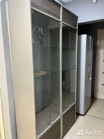 Шкаф со стеклянными полками