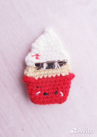 Вязаная брошка 
