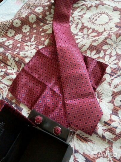 Подарочный набор: галстук, платок, запонки