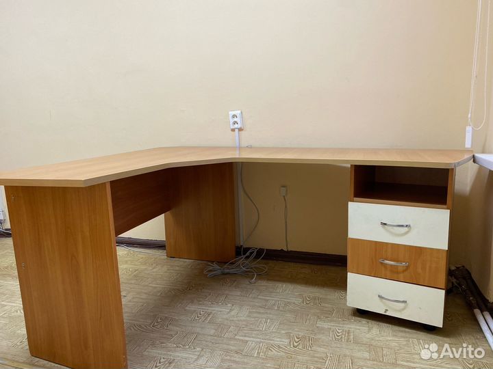 Угловой письменный стол с тумбой