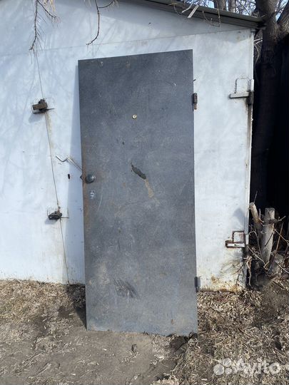 Дверь железная входная с щеколдой, б у