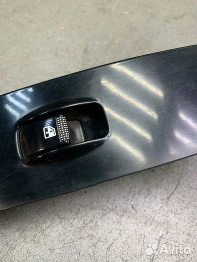 Кнопка стеклоподъемника передняя правая Hyundai