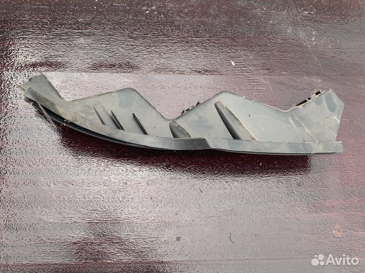 Направляющий профиль переднего бампера