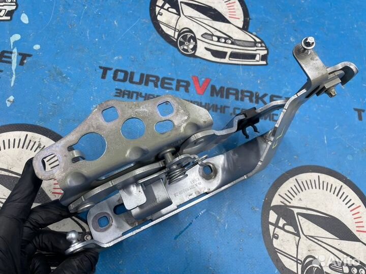 Петля капота передняя левая Mercedes-Benz C-Class