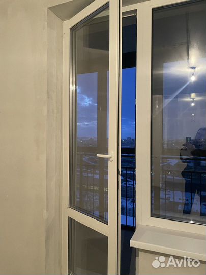 Окно и дверь на балкон