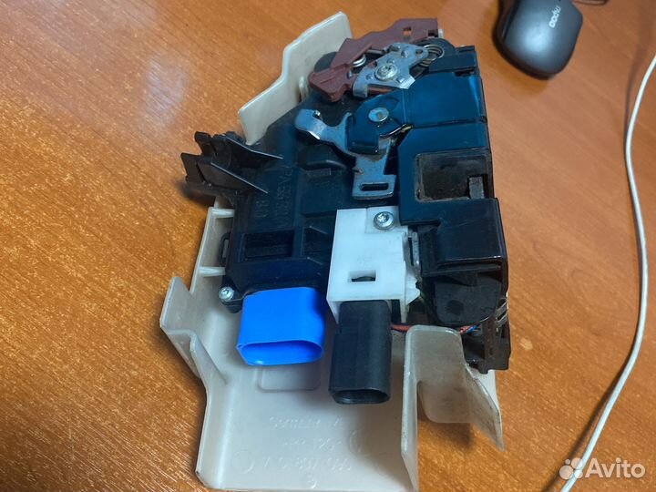 Замок двери передний правой touareg 1