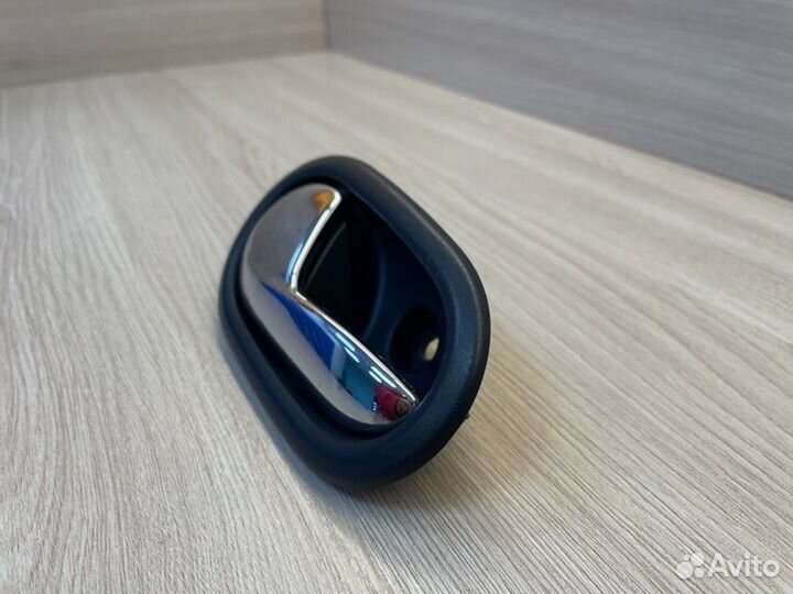 Внутренняя ручка двери левая Renault Logan