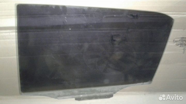 Тойота аурис заднее левое стекло