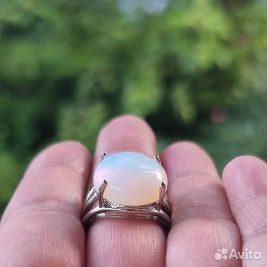 Кольцо с крупным камнем