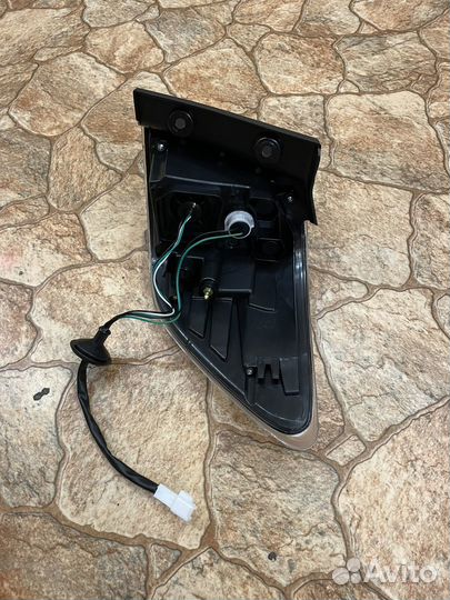 Левый стоп тойота виш