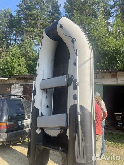 Лодка с моторм