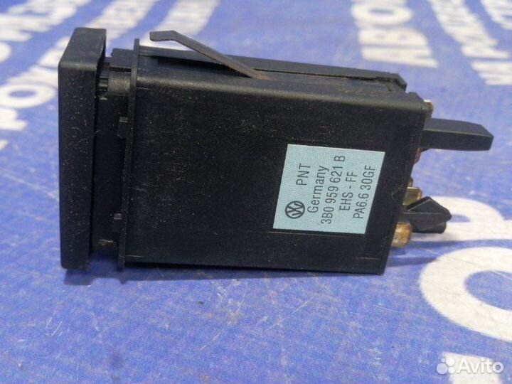 Кнопка обогрева заднего стекла Volkswagen Passat