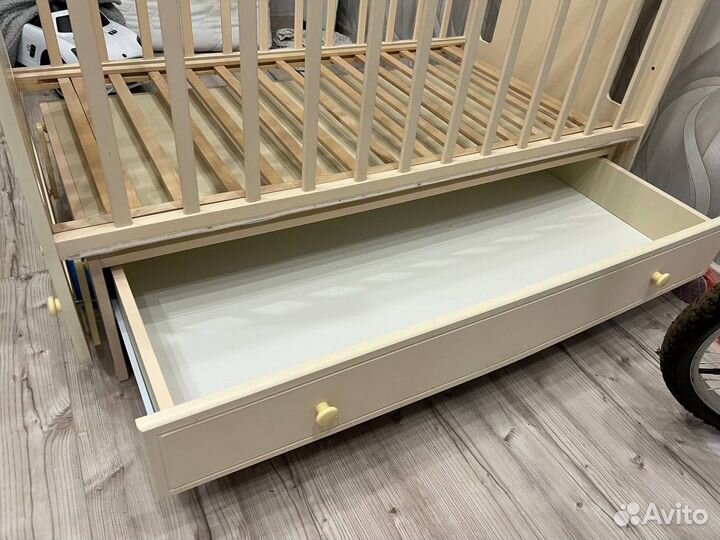 Детская кроватка с маятником и ящиком