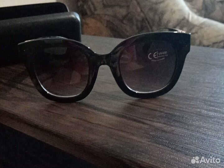 Солнечные очки с футляром