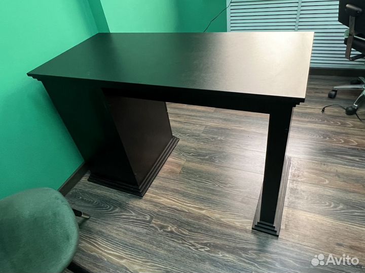 Маникюрный стол