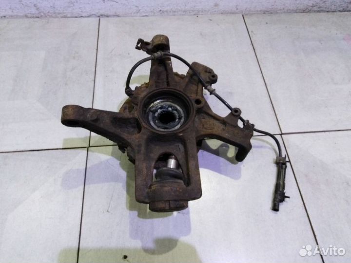 Кулак задний левый A1633500108