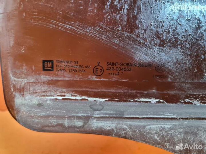 Стекло двери заднее левое Cadillac Escalade GMT900