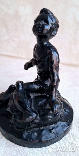 Статуэтка Мальчик кормит голубей