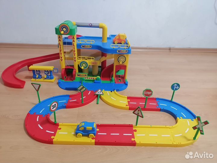 Трек, парковка для машинок