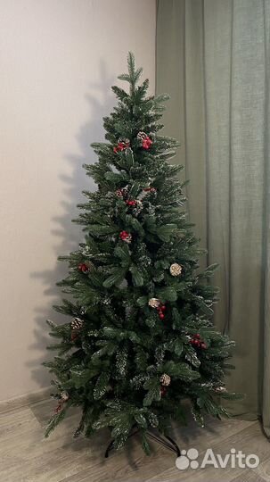Ёлка искусственная с украшениями