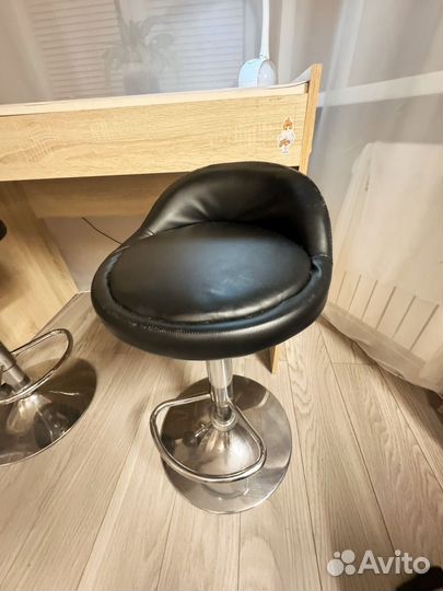 Письменный стол и стулья барные