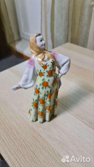 Статуэтка фарфор