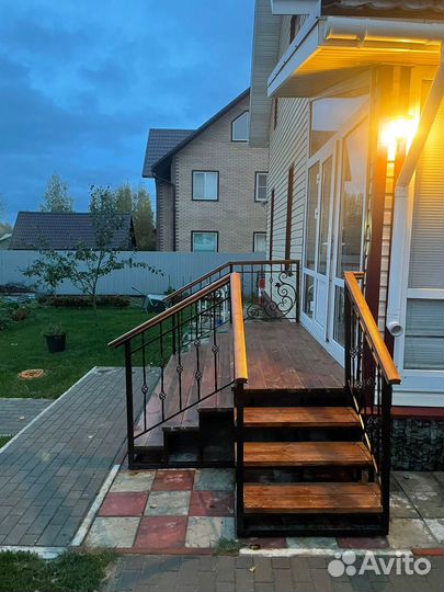 Приставное крыльцо с козырьком