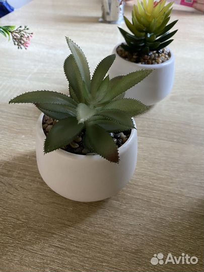 Искусственные цветы в горшках