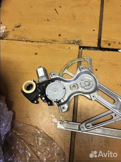 Стеклоподъемник правый Toyota Auris тойота Аурис