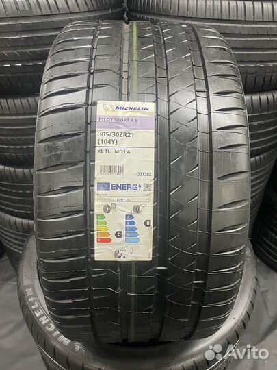 Michelin Pilot Sport 4 S 305/30 R21 и 275/35 R21 104Y