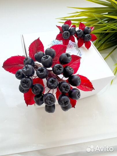 Брошь с ягодами черноплодной рябины ручная работа