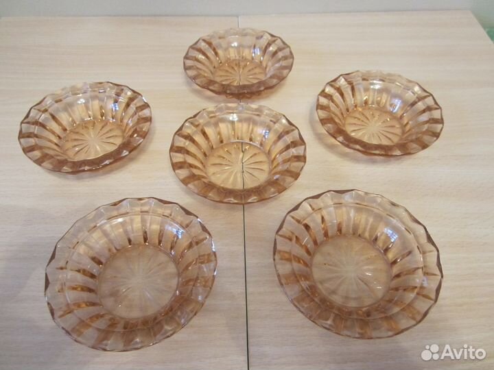 Тарелки, креманки и хрустальные кружки