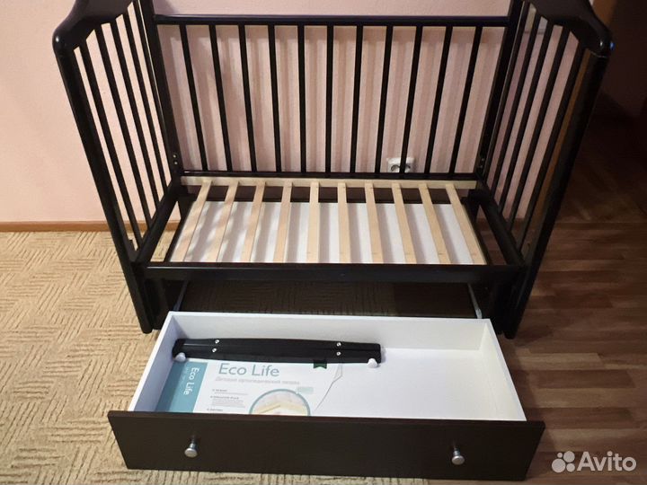 Детская кроватка с универсальным маятником