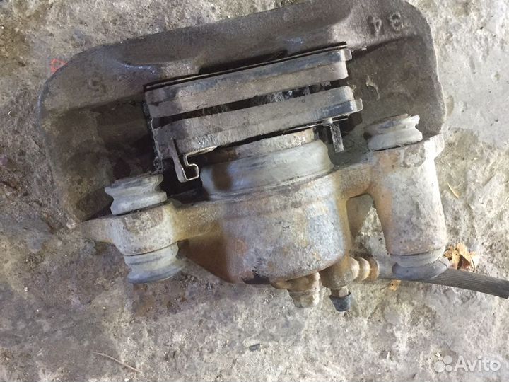 Суппорт передний Mazda 121