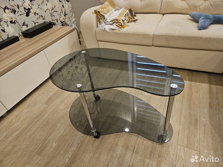 Журнальный столик на колесах стекло
