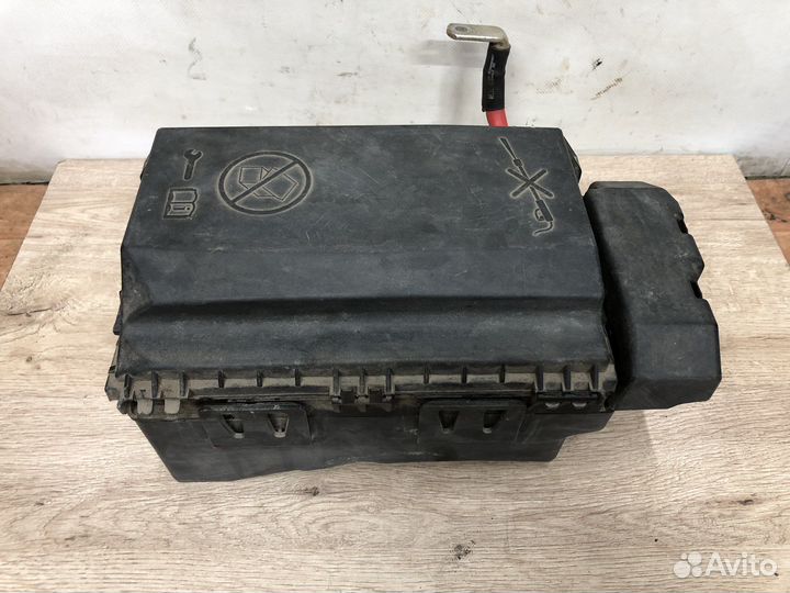 Блок предохранителей Opel Astra j 13318781