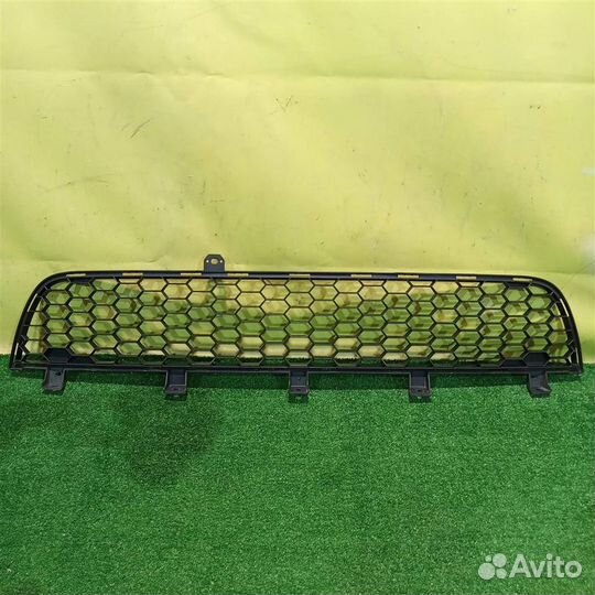 Решетка в бампер центральная Mitsubishi Pajero /M