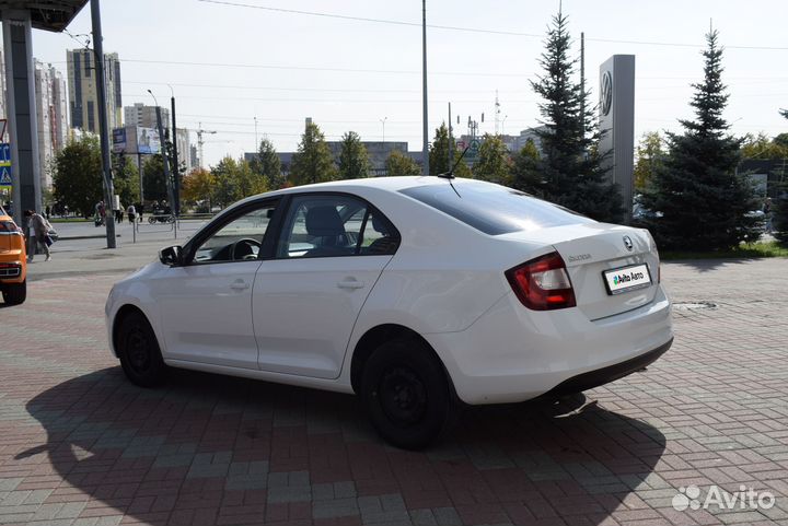 Skoda Rapid 1.6 МТ, 2018, битый, 120 900 км