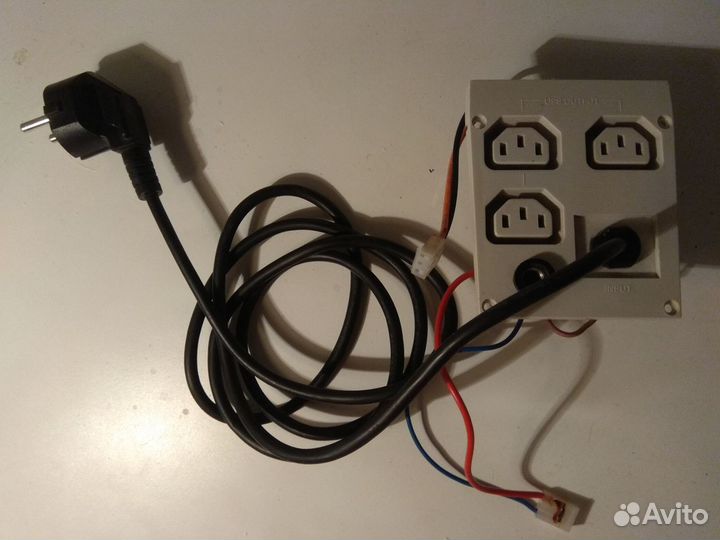 Кабель питания с тремя выводами