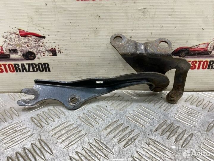 Петля капота левая Mazda 3 BK 2005
