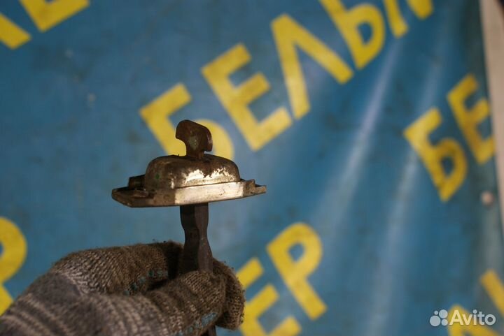 Ограничитель двери Nissan Urvan King