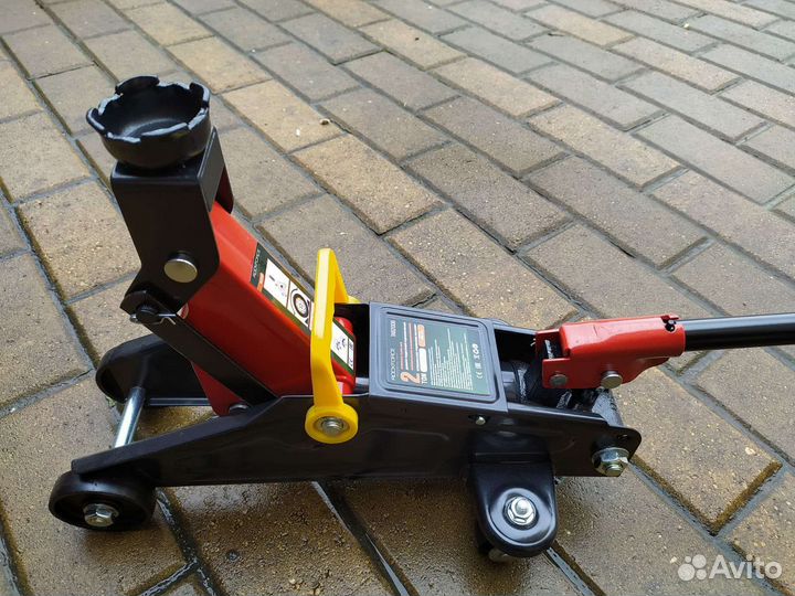 Домкрат подкатной новый