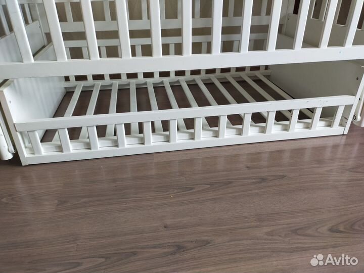 Детская кроватка с маятником