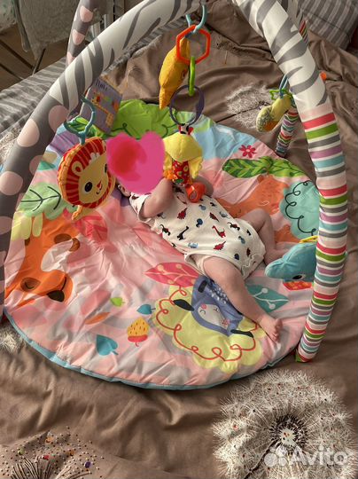 Развивающий коврик с игрушками