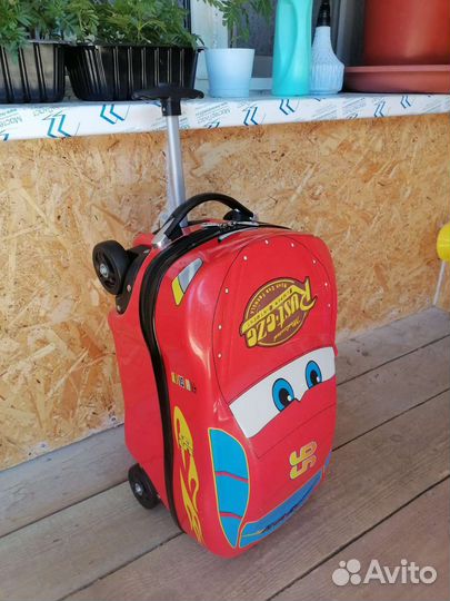 Детский чемодан на колесиках