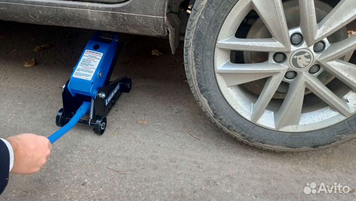 Домкрат подкатной 2,5 тонны 420мм