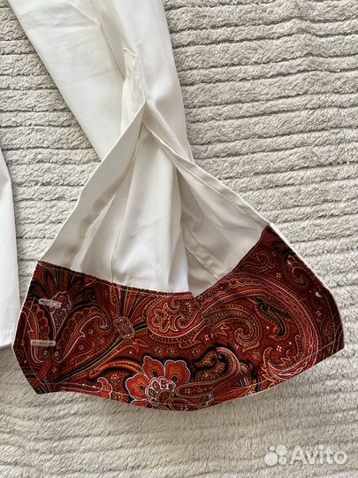 Белая рубашка с узорными отворотами бренда 