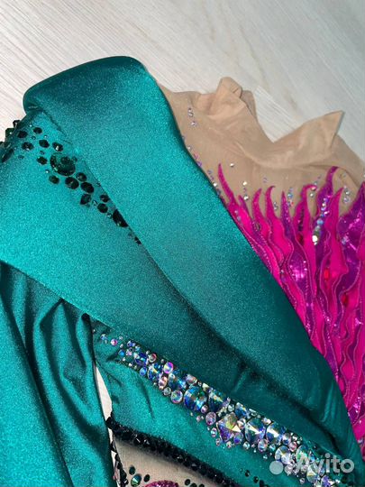 Костюм для выступлений по фигурному катанию